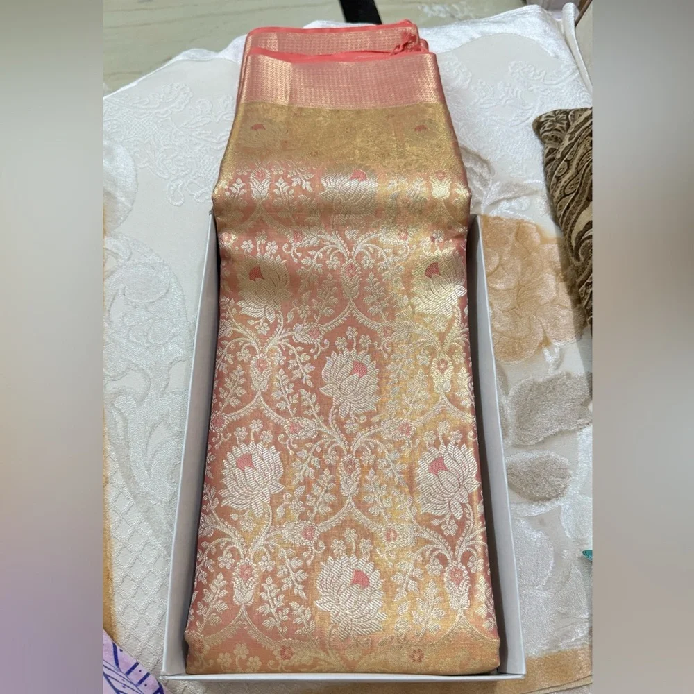 Stunning Pink/Peach and Gold Handwoven Kanjeevaram Silk and Pure Zari Saree - Picture 3 of 16